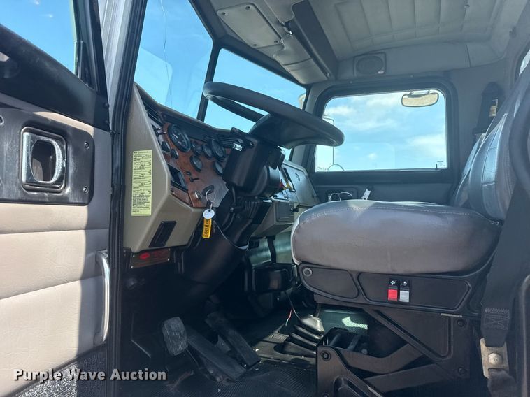 image for item EG5995 2007 Peterbilt 335 utility / service truck