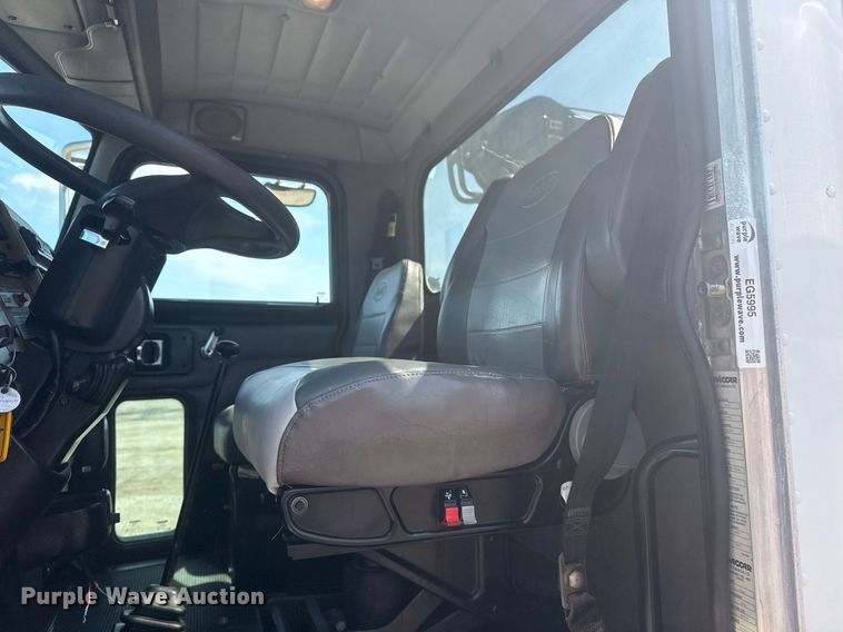 image for item EG5995 2007 Peterbilt 335 utility / service truck