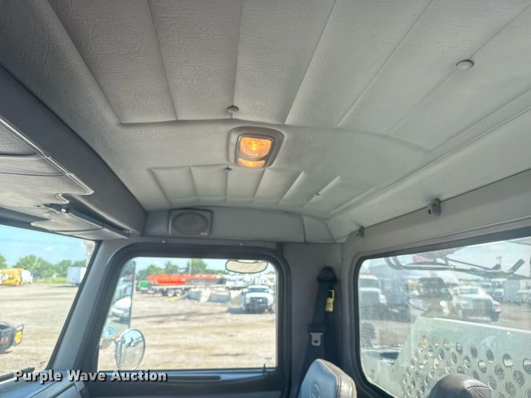 image for item EG5995 2007 Peterbilt 335 utility / service truck