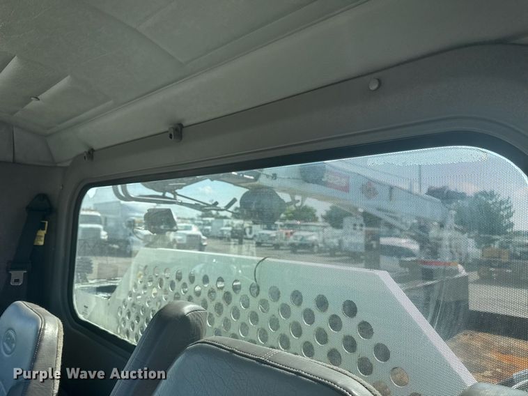 image for item EG5995 2007 Peterbilt 335 utility / service truck