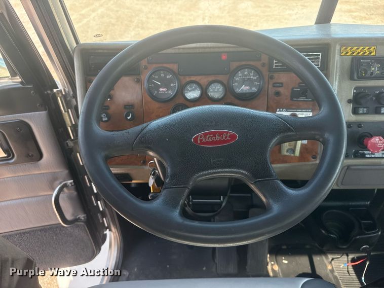 image for item EG5995 2007 Peterbilt 335 utility / service truck