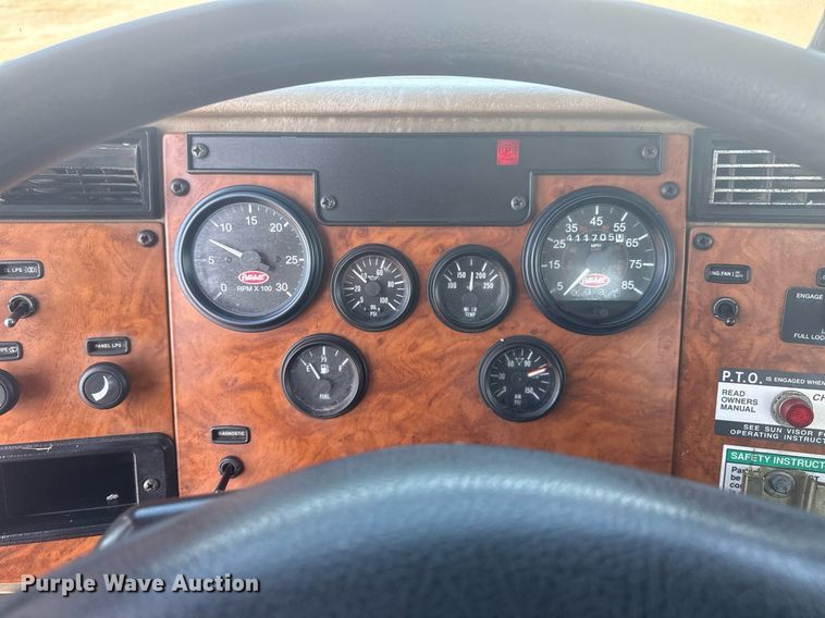 image for item EG5995 2007 Peterbilt 335 utility / service truck