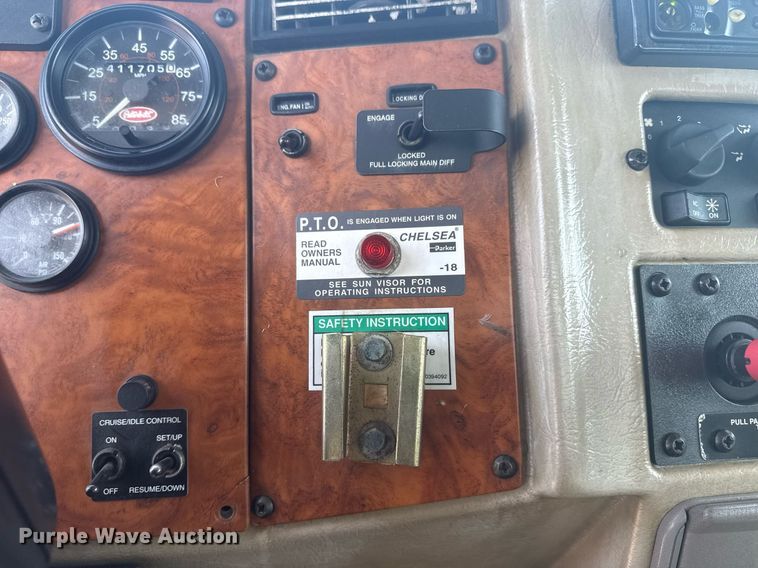 image for item EG5995 2007 Peterbilt 335 utility / service truck