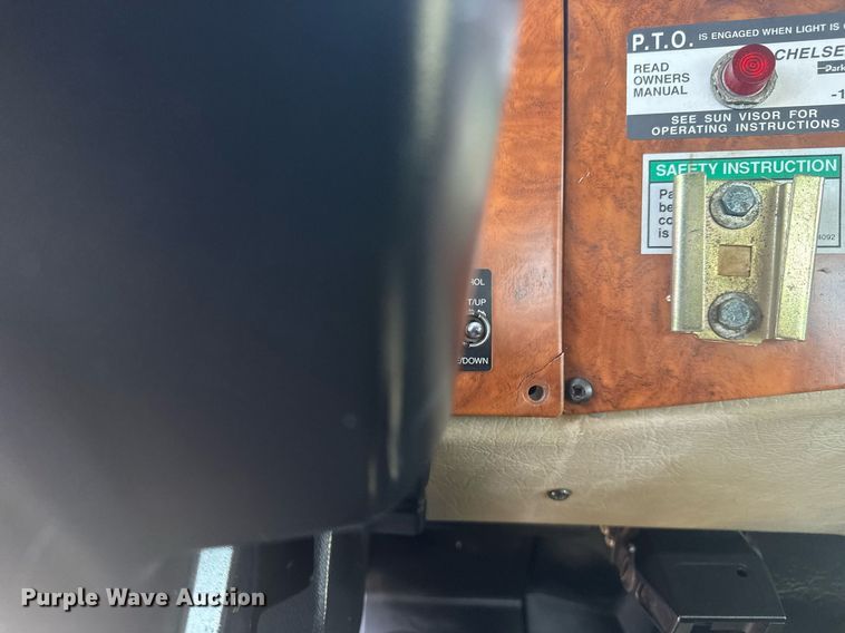 image for item EG5995 2007 Peterbilt 335 utility / service truck