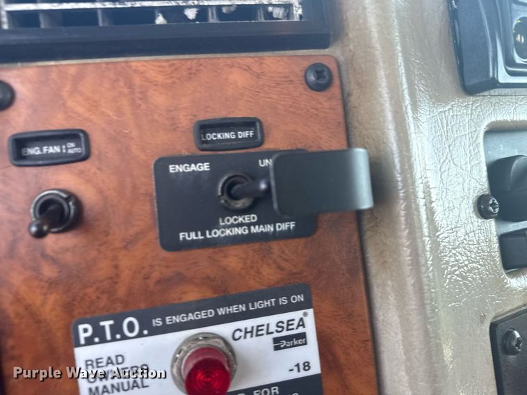 image for item EG5995 2007 Peterbilt 335 utility / service truck