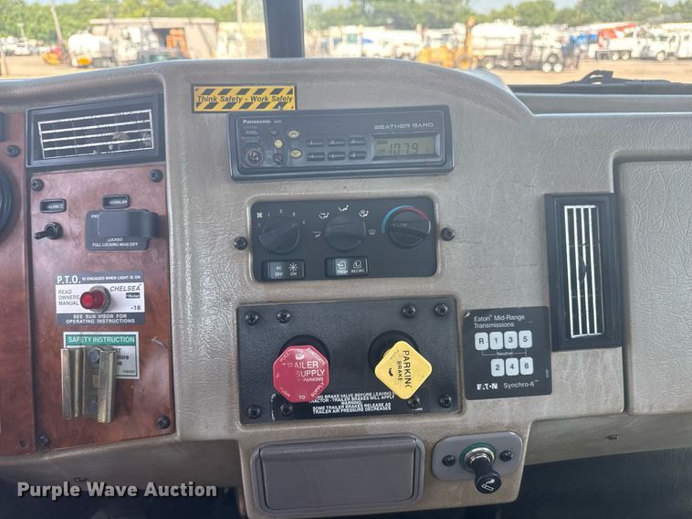 image for item EG5995 2007 Peterbilt 335 utility / service truck