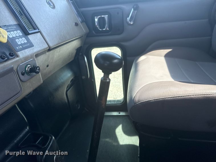 image for item EG5995 2007 Peterbilt 335 utility / service truck