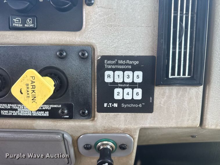 image for item EG5995 2007 Peterbilt 335 utility / service truck