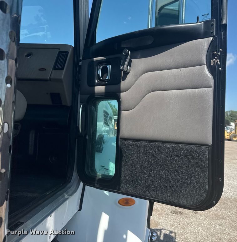 image for item EG5995 2007 Peterbilt 335 utility / service truck