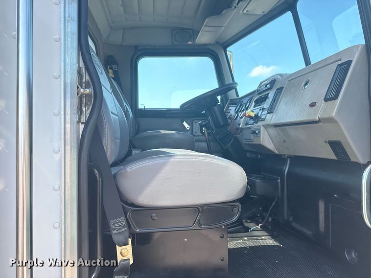 image for item EG5995 2007 Peterbilt 335 utility / service truck