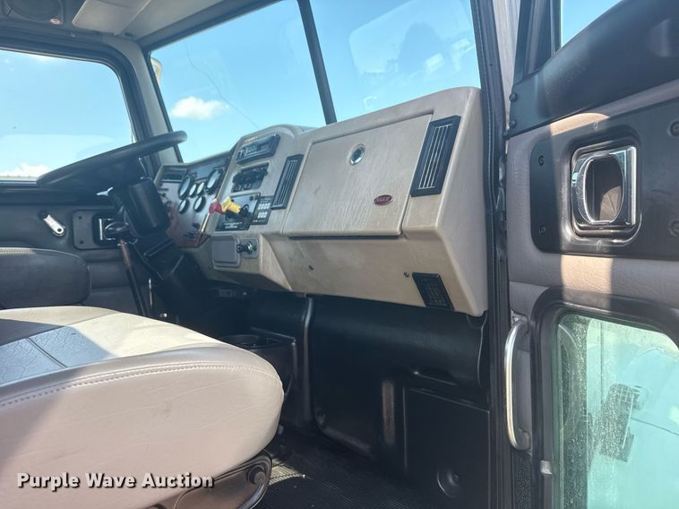 image for item EG5995 2007 Peterbilt 335 utility / service truck