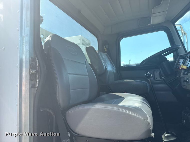 image for item EG5995 2007 Peterbilt 335 utility / service truck