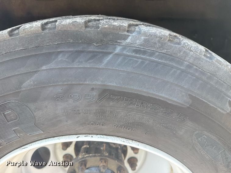 image for item EG5995 2007 Peterbilt 335 utility / service truck