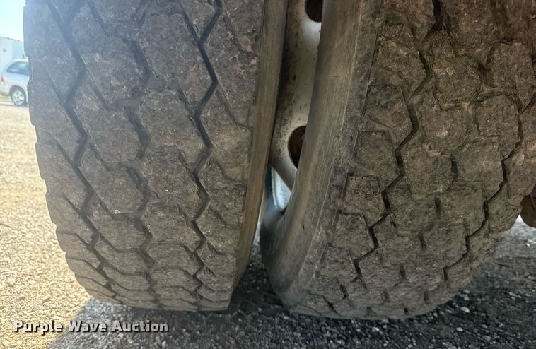 image for item EG5995 2007 Peterbilt 335 utility / service truck