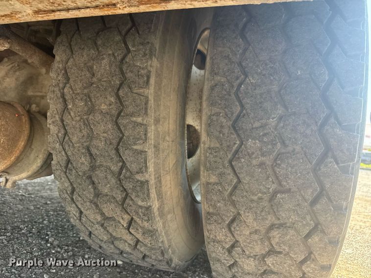 image for item EG5995 2007 Peterbilt 335 utility / service truck