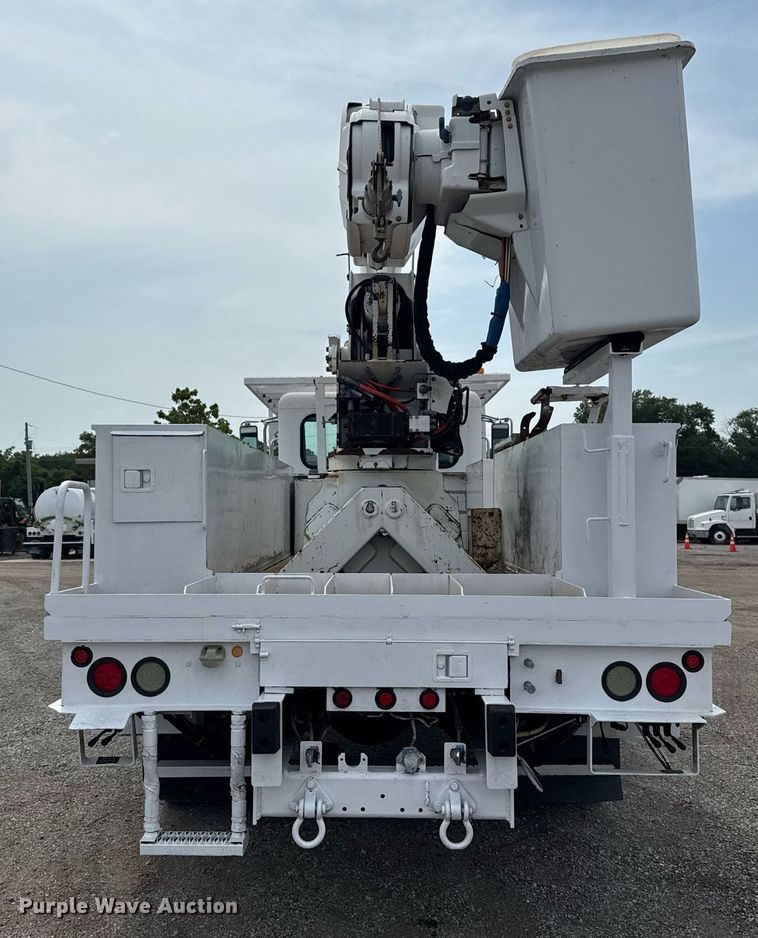 image for item EG6035 2007 Peterbilt 335 bucket truck
