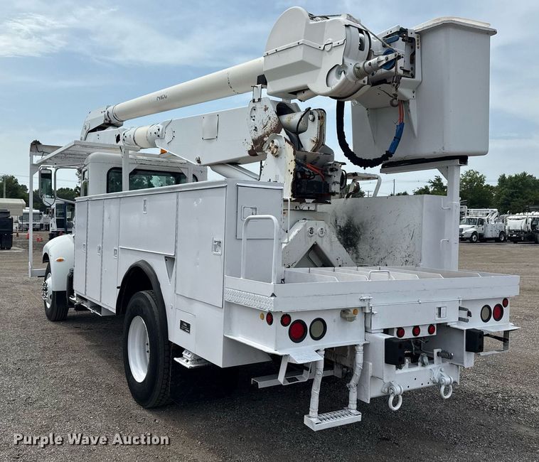 image for item EG6035 2007 Peterbilt 335 bucket truck