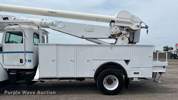 image for item EG6035 2007 Peterbilt 335 bucket truck