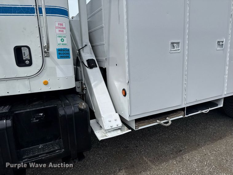 image for item EG6035 2007 Peterbilt 335 bucket truck