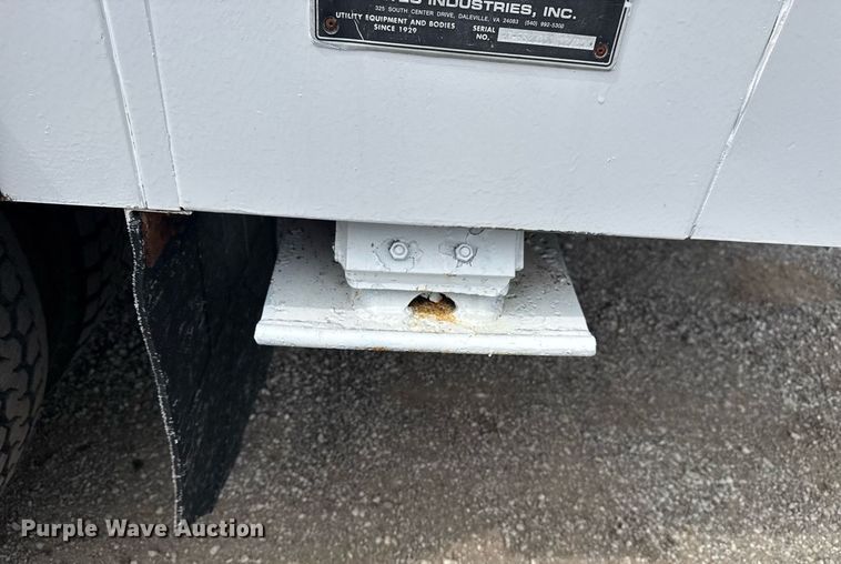 image for item EG6035 2007 Peterbilt 335 bucket truck