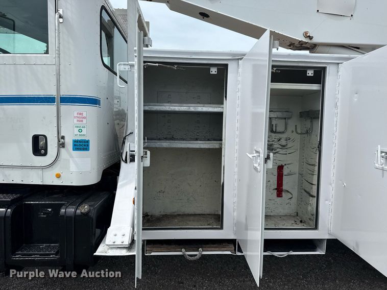 image for item EG6035 2007 Peterbilt 335 bucket truck