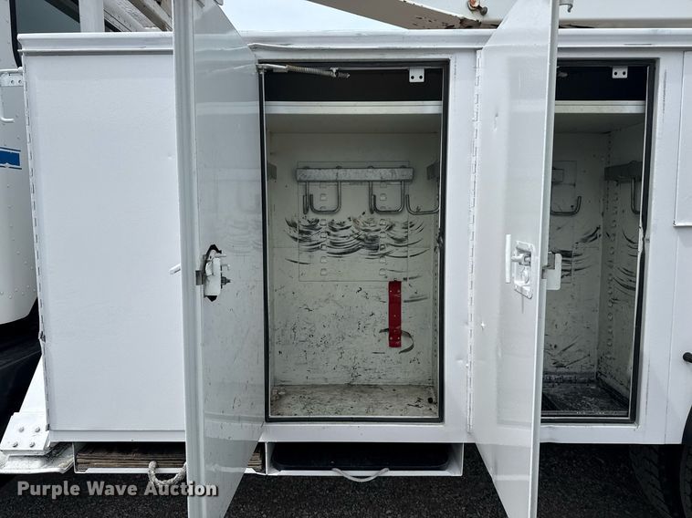 image for item EG6035 2007 Peterbilt 335 bucket truck