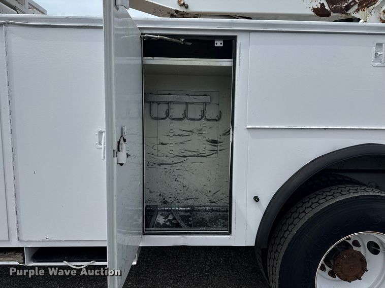 image for item EG6035 2007 Peterbilt 335 bucket truck