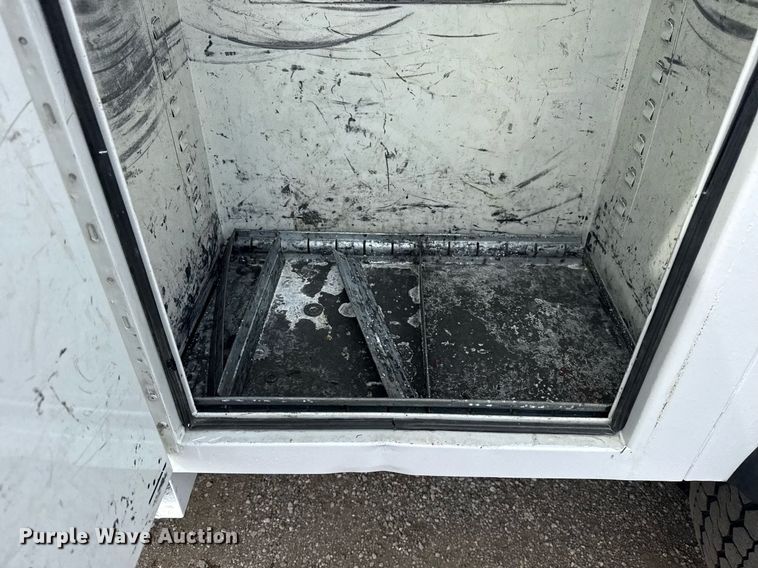 image for item EG6035 2007 Peterbilt 335 bucket truck