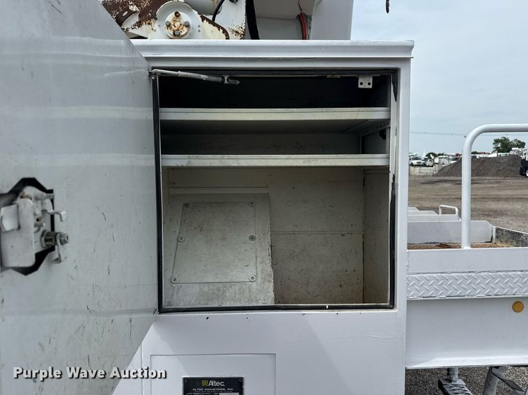 image for item EG6035 2007 Peterbilt 335 bucket truck