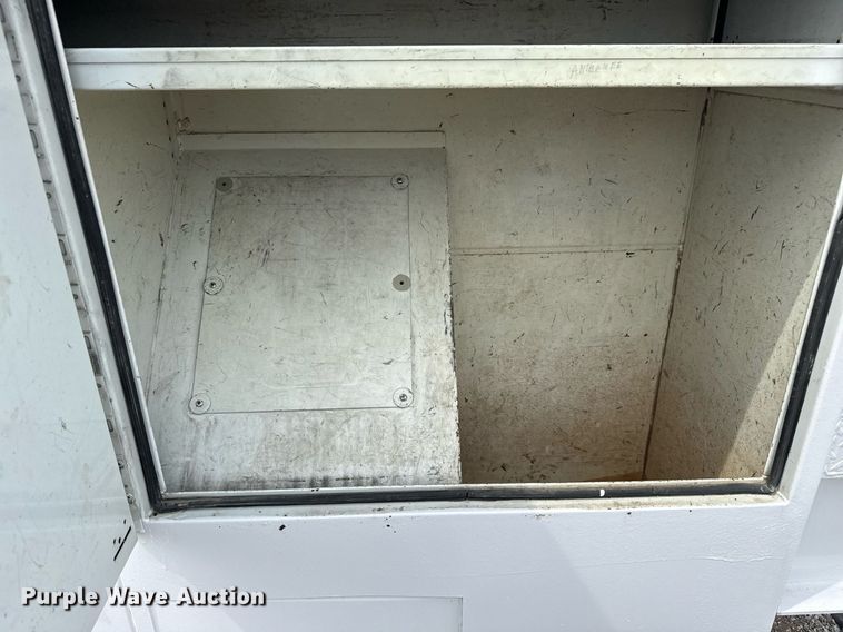 image for item EG6035 2007 Peterbilt 335 bucket truck