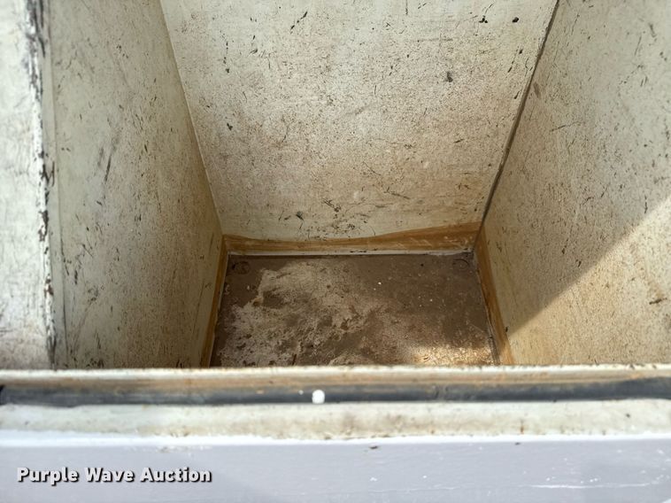 image for item EG6035 2007 Peterbilt 335 bucket truck