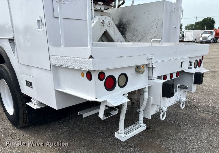 image for item EG6035 2007 Peterbilt 335 bucket truck
