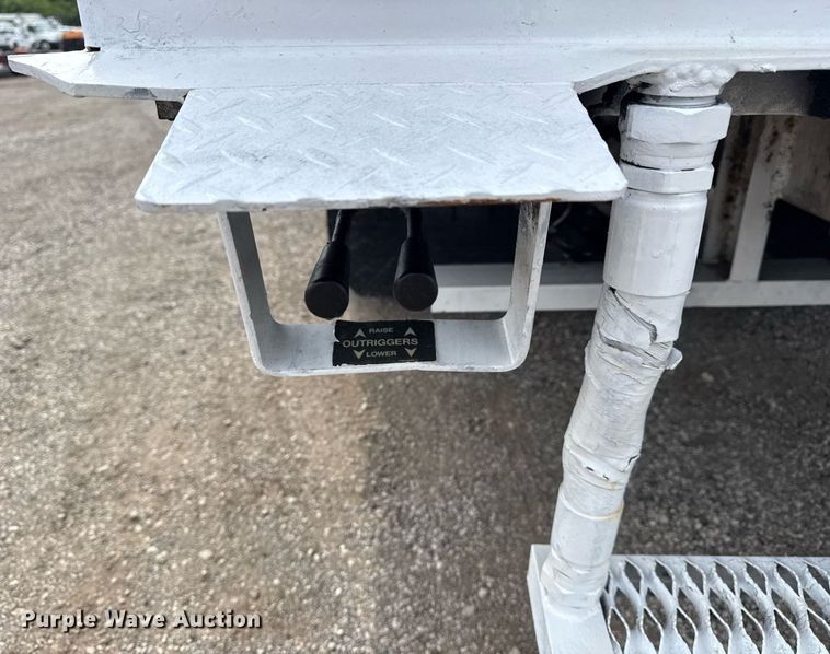 image for item EG6035 2007 Peterbilt 335 bucket truck