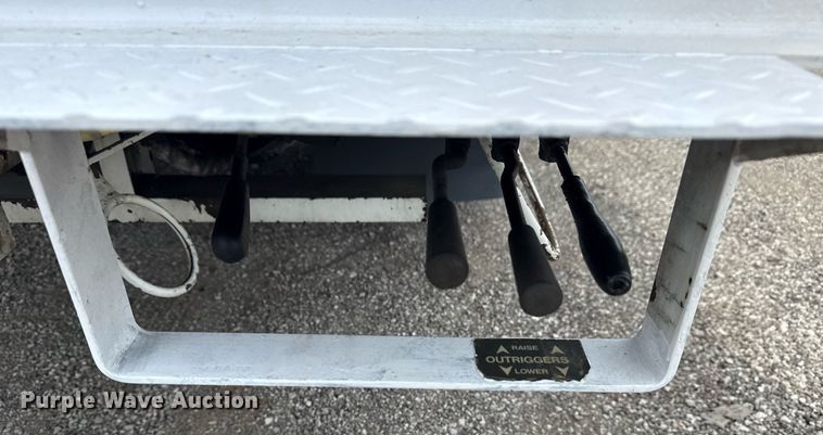 image for item EG6035 2007 Peterbilt 335 bucket truck