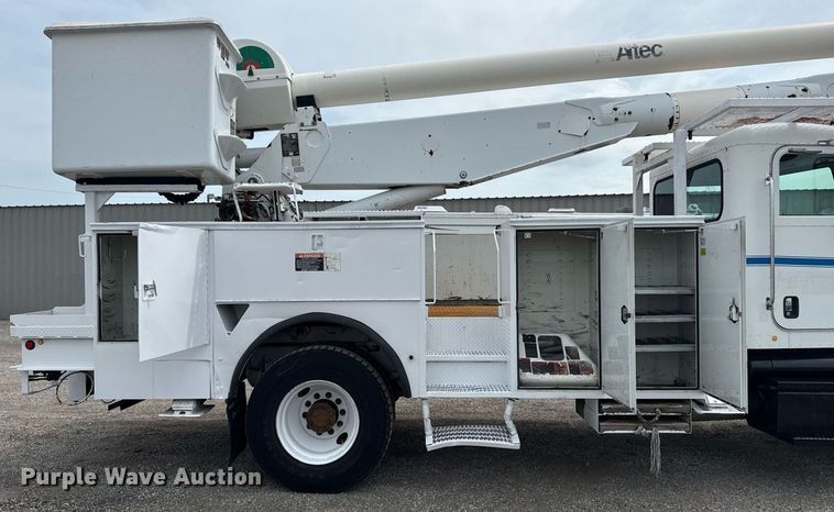 image for item EG6035 2007 Peterbilt 335 bucket truck