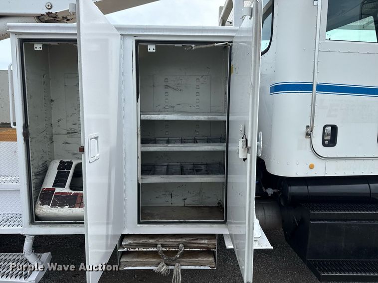 image for item EG6035 2007 Peterbilt 335 bucket truck