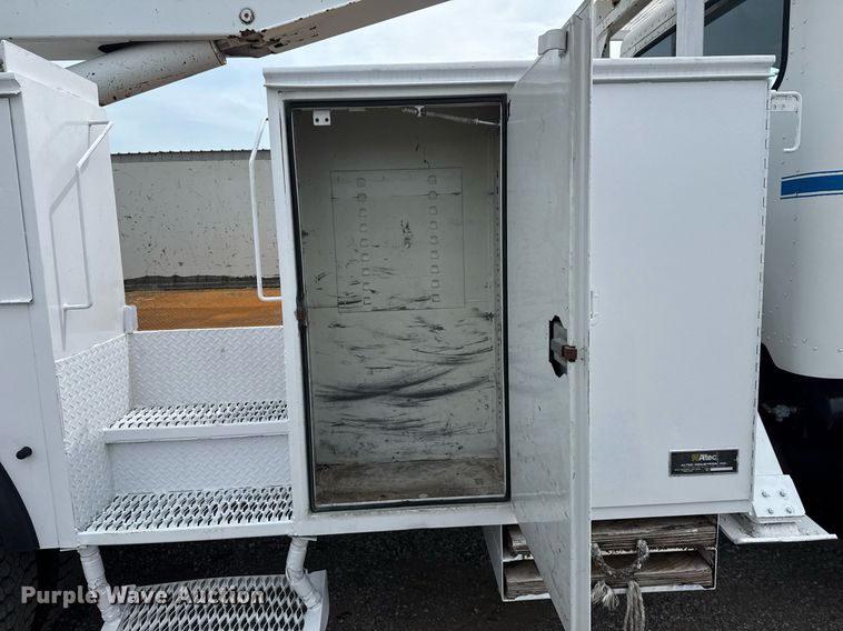 image for item EG6035 2007 Peterbilt 335 bucket truck