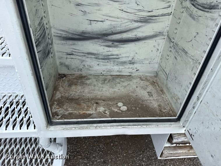 image for item EG6035 2007 Peterbilt 335 bucket truck