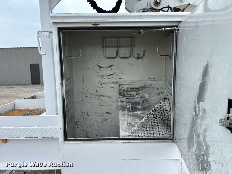 image for item EG6035 2007 Peterbilt 335 bucket truck