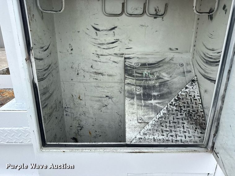 image for item EG6035 2007 Peterbilt 335 bucket truck