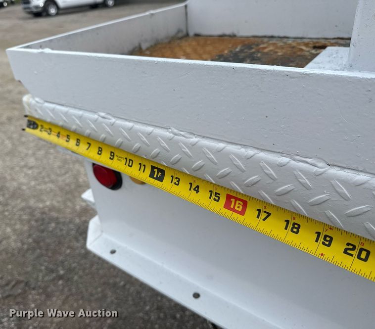 image for item EG6035 2007 Peterbilt 335 bucket truck