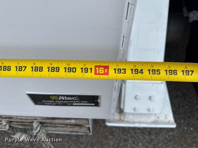 image for item EG6035 2007 Peterbilt 335 bucket truck