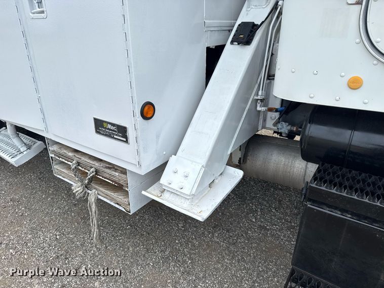 image for item EG6035 2007 Peterbilt 335 bucket truck