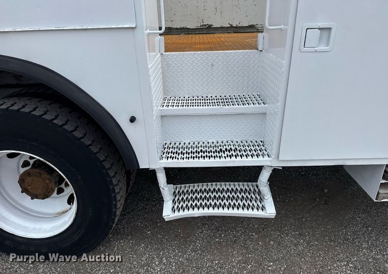 image for item EG6035 2007 Peterbilt 335 bucket truck