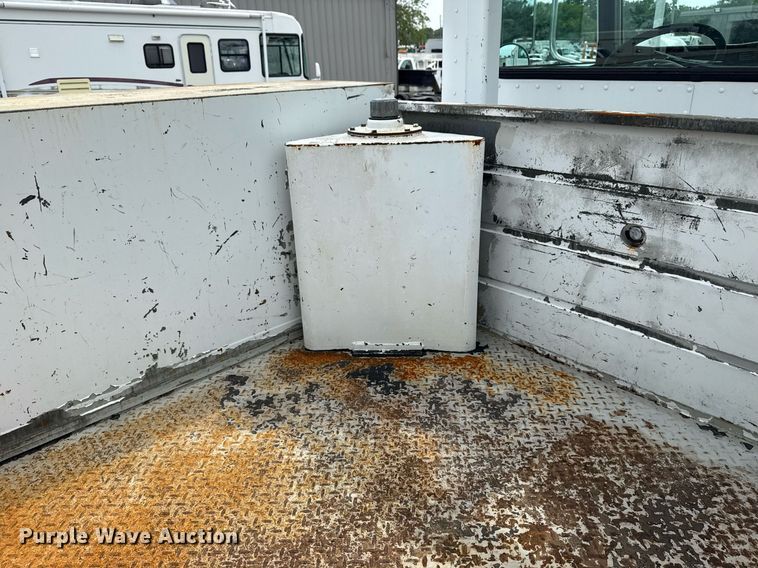 image for item EG6035 2007 Peterbilt 335 bucket truck