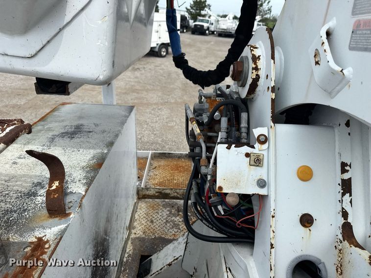 image for item EG6035 2007 Peterbilt 335 bucket truck