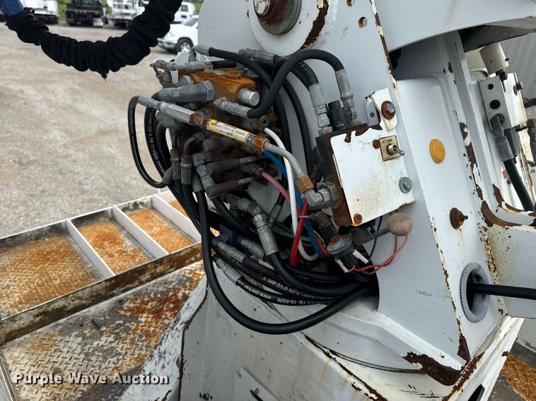 image for item EG6035 2007 Peterbilt 335 bucket truck