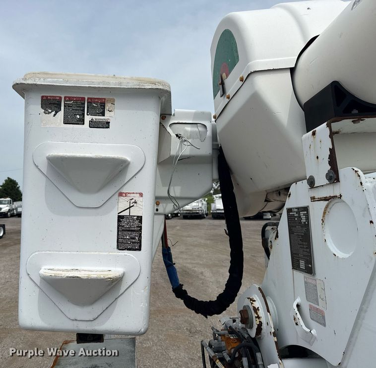 image for item EG6035 2007 Peterbilt 335 bucket truck