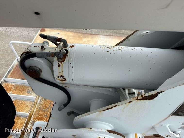 image for item EG6035 2007 Peterbilt 335 bucket truck