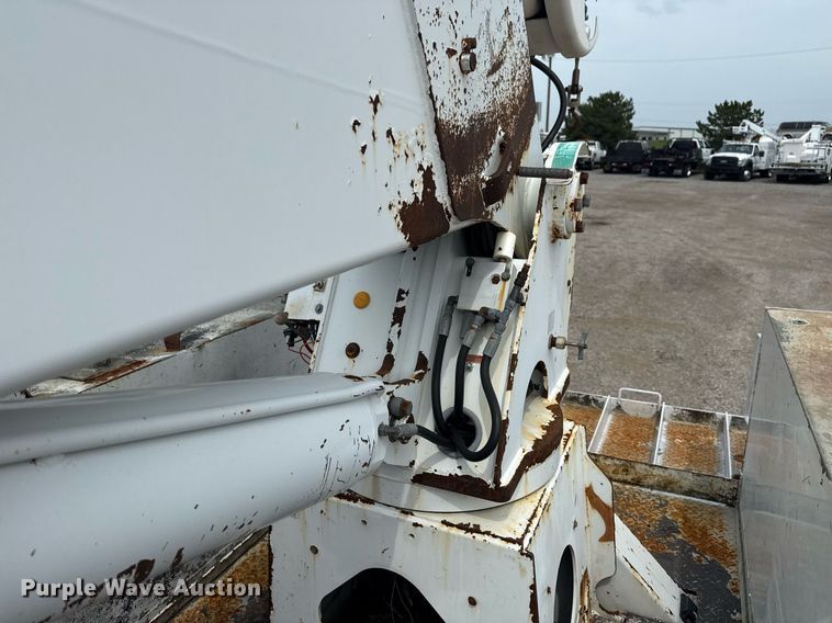 image for item EG6035 2007 Peterbilt 335 bucket truck